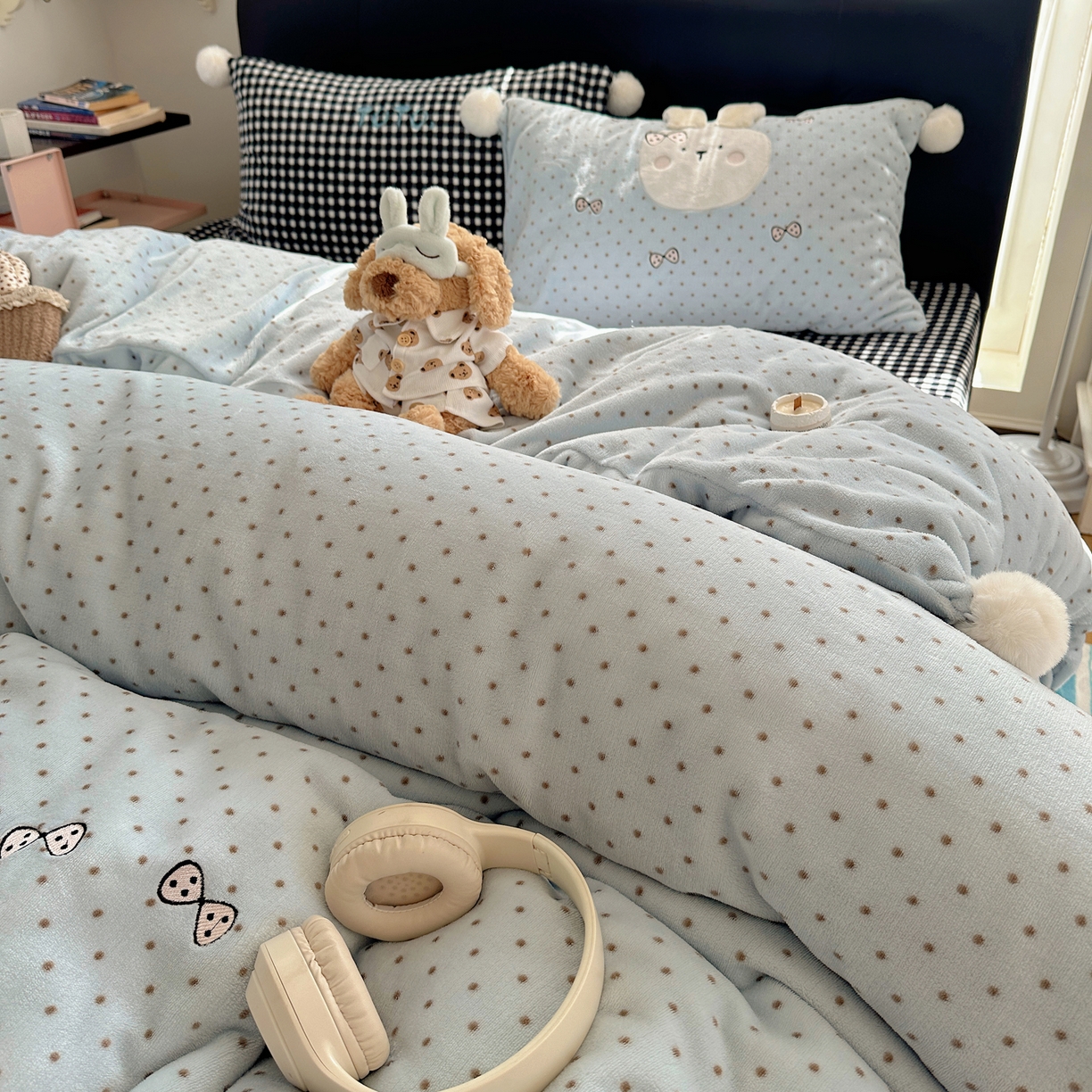 91家纺网 家纺一手货源 找家纺 轻奢坊 2025新款牛奶绒毛球款卡通贴布绣四件套-可爱兔 蝴蝶结兔兔