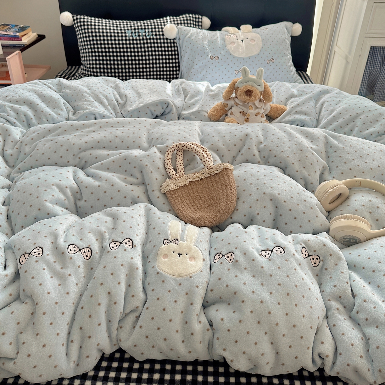 91家纺网 家纺一手货源 找家纺 轻奢坊 2025新款牛奶绒毛球款卡通贴布绣四件套-可爱兔 蝴蝶结兔兔