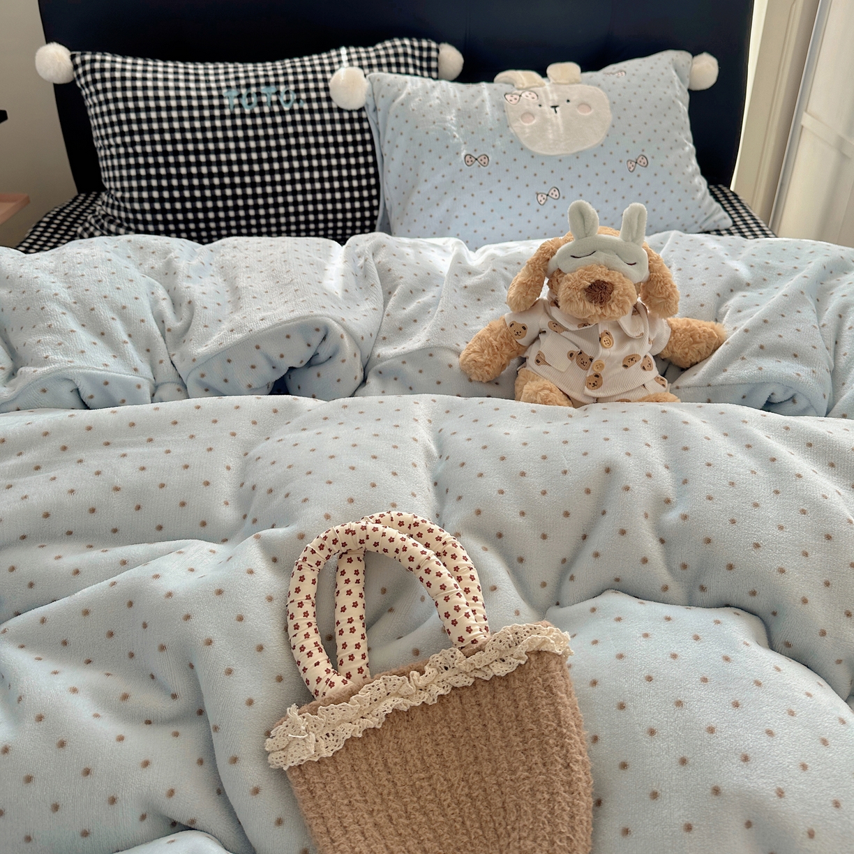 91家纺网 家纺一手货源 找家纺 轻奢坊 2025新款牛奶绒毛球款卡通贴布绣四件套-可爱兔 蝴蝶结兔兔