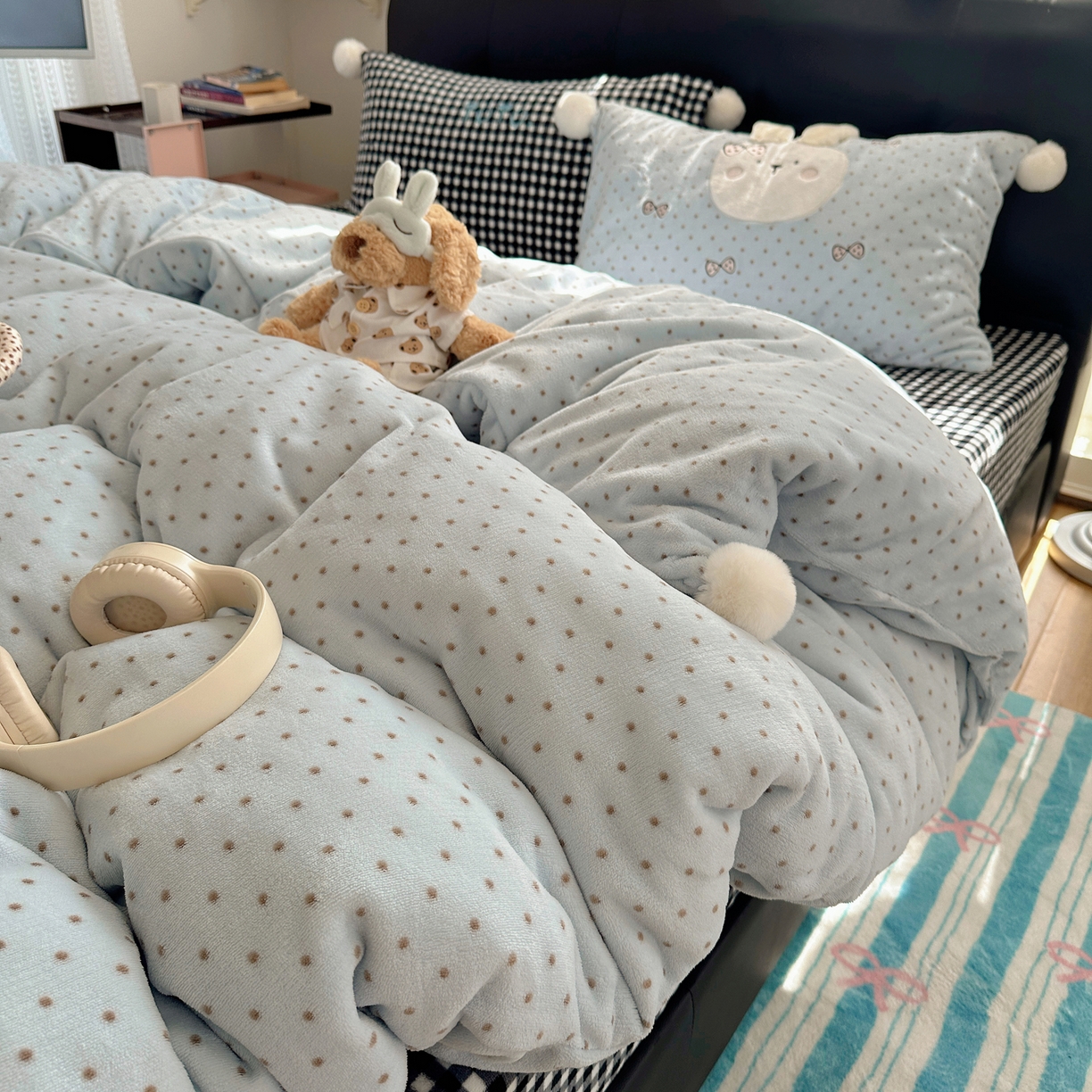 91家纺网 家纺一手货源 找家纺 轻奢坊 2025新款牛奶绒毛球款卡通贴布绣四件套-可爱兔 蝴蝶结兔兔