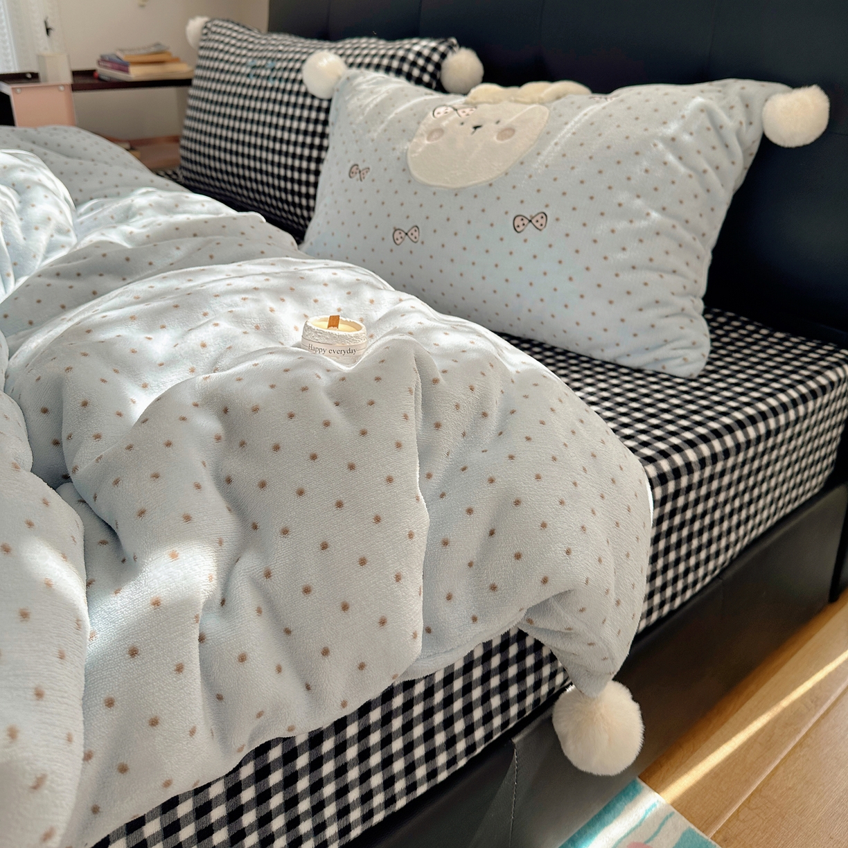 91家纺网 家纺一手货源 找家纺 轻奢坊 2025新款牛奶绒毛球款卡通贴布绣四件套-可爱兔 蝴蝶结兔兔