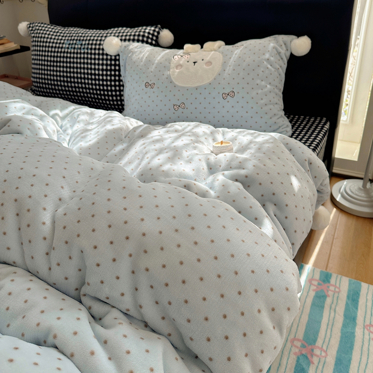 91家纺网 家纺一手货源 找家纺 轻奢坊 2025新款牛奶绒毛球款卡通贴布绣四件套-可爱兔 蝴蝶结兔兔