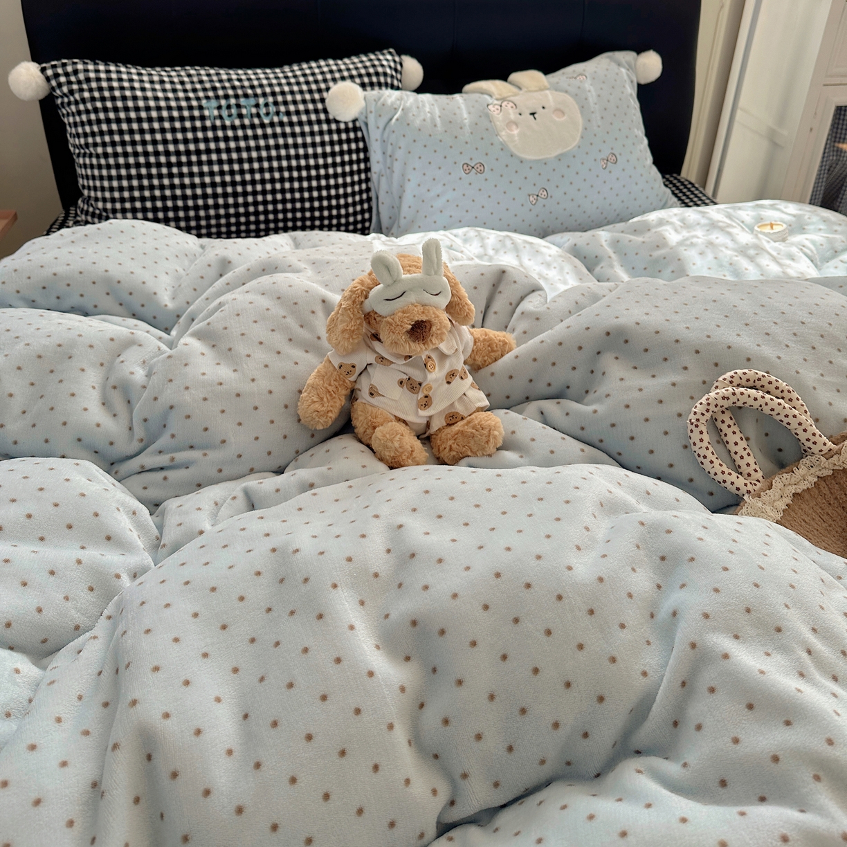 91家纺网 家纺一手货源 找家纺 （总）轻奢坊 2025新款牛奶绒毛球款卡通贴布绣四件套-可爱兔