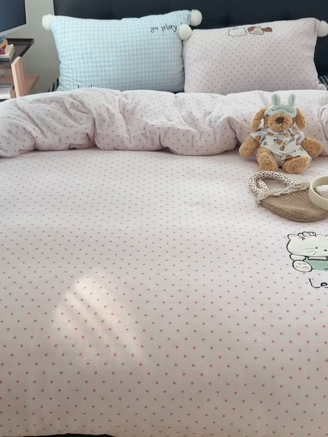 91家纺网 家纺一手货源 找家纺 轻奢坊 2025新款牛奶绒毛球款卡通贴布绣四件套-可爱兔 猫咪and狗狗