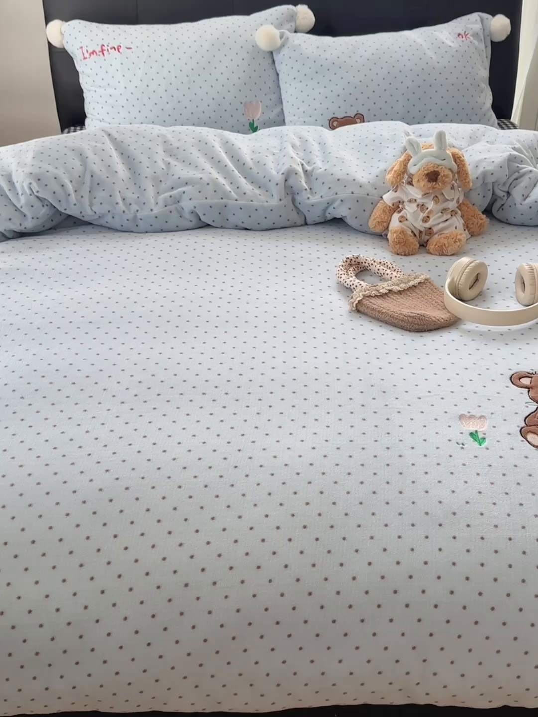 91家纺网 家纺一手货源 找家纺 轻奢坊 2025新款牛奶绒毛球款卡通贴布绣四件套-可爱兔 围兜小熊