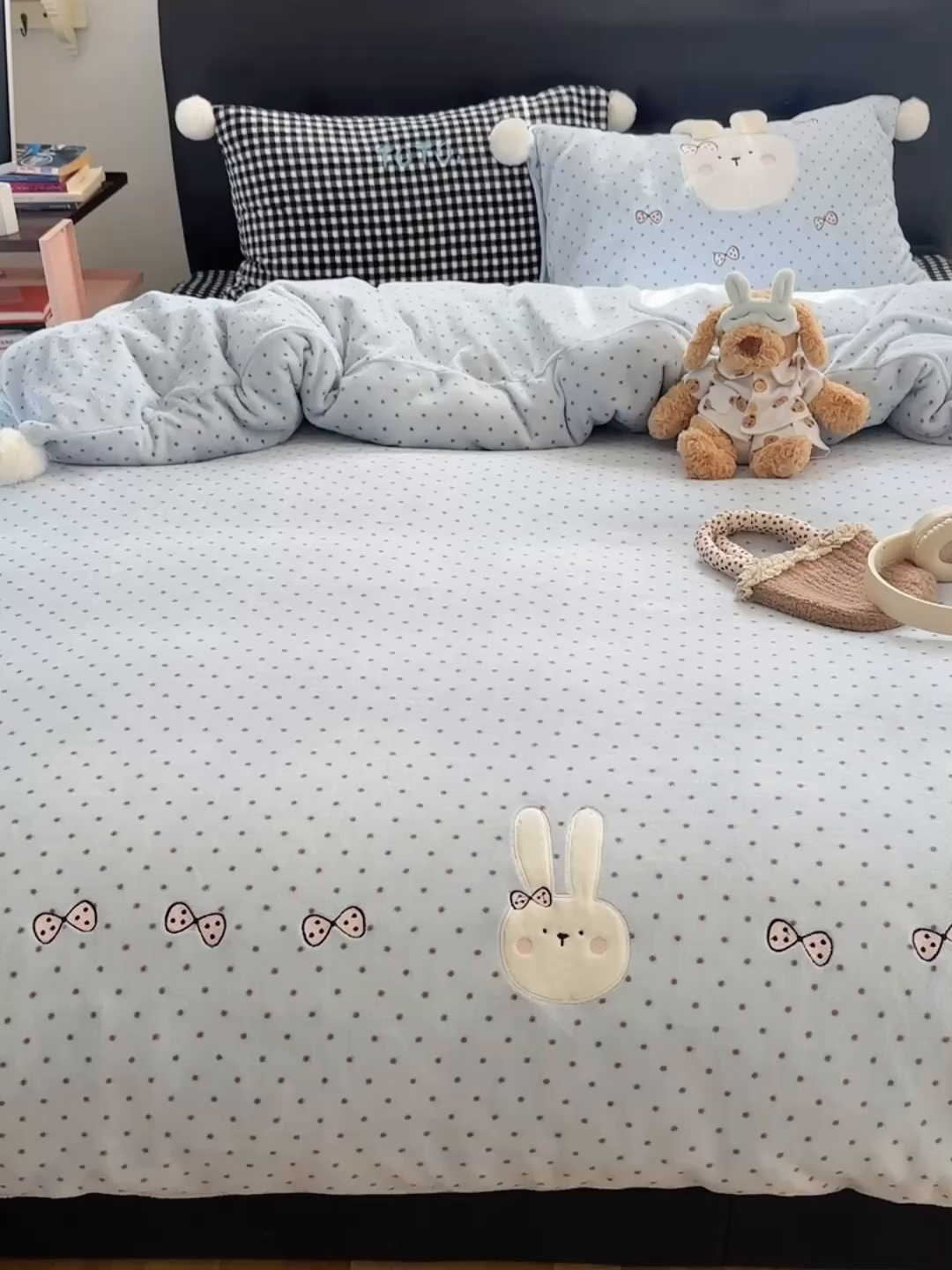 91家纺网 家纺一手货源 找家纺 （总）轻奢坊 2025新款牛奶绒毛球款卡通贴布绣四件套-可爱兔