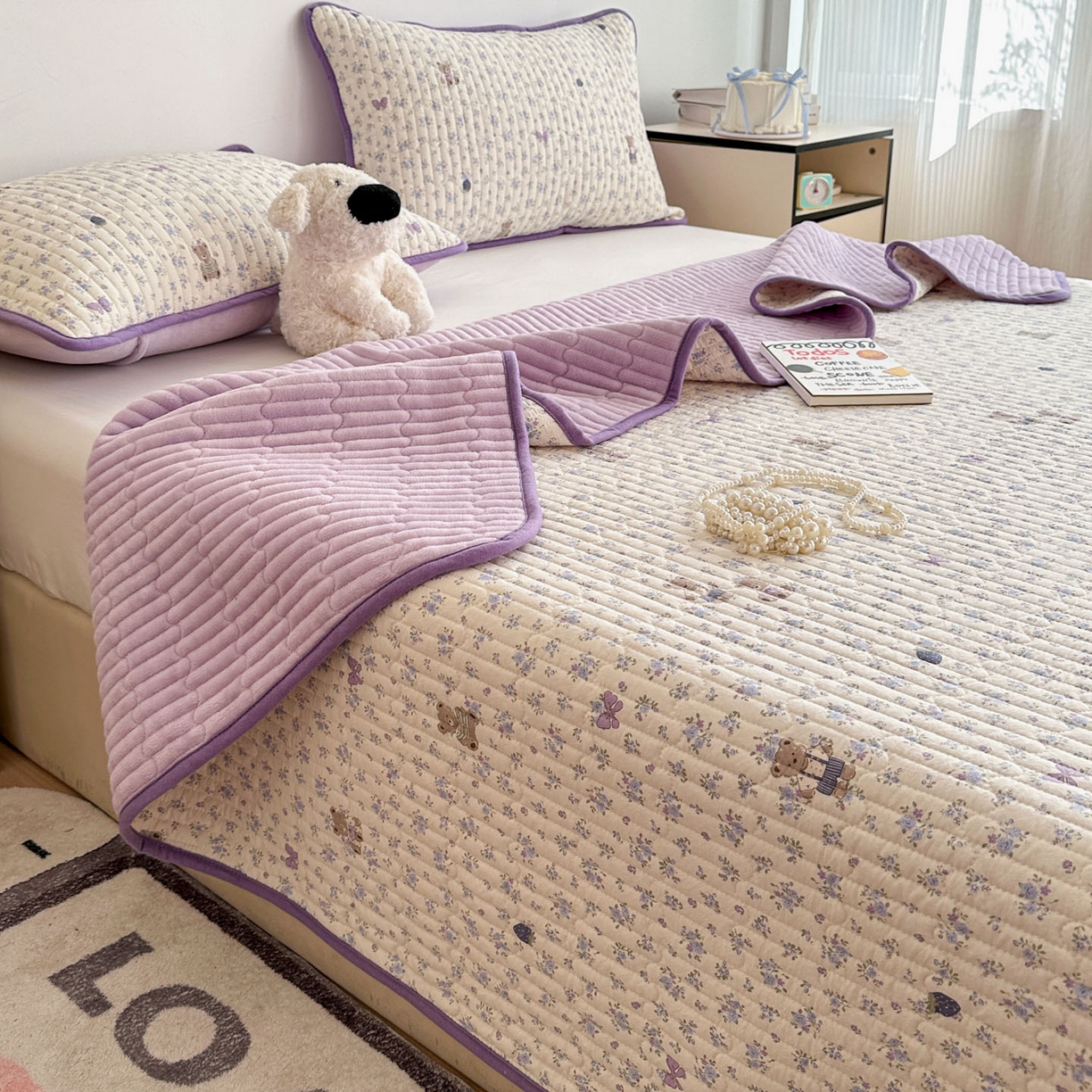 91家纺网 家纺一手货源 找家纺 金梦拉家纺 2025新款A类加厚棉绒牛奶绒床盖系列三件套 碎花小熊