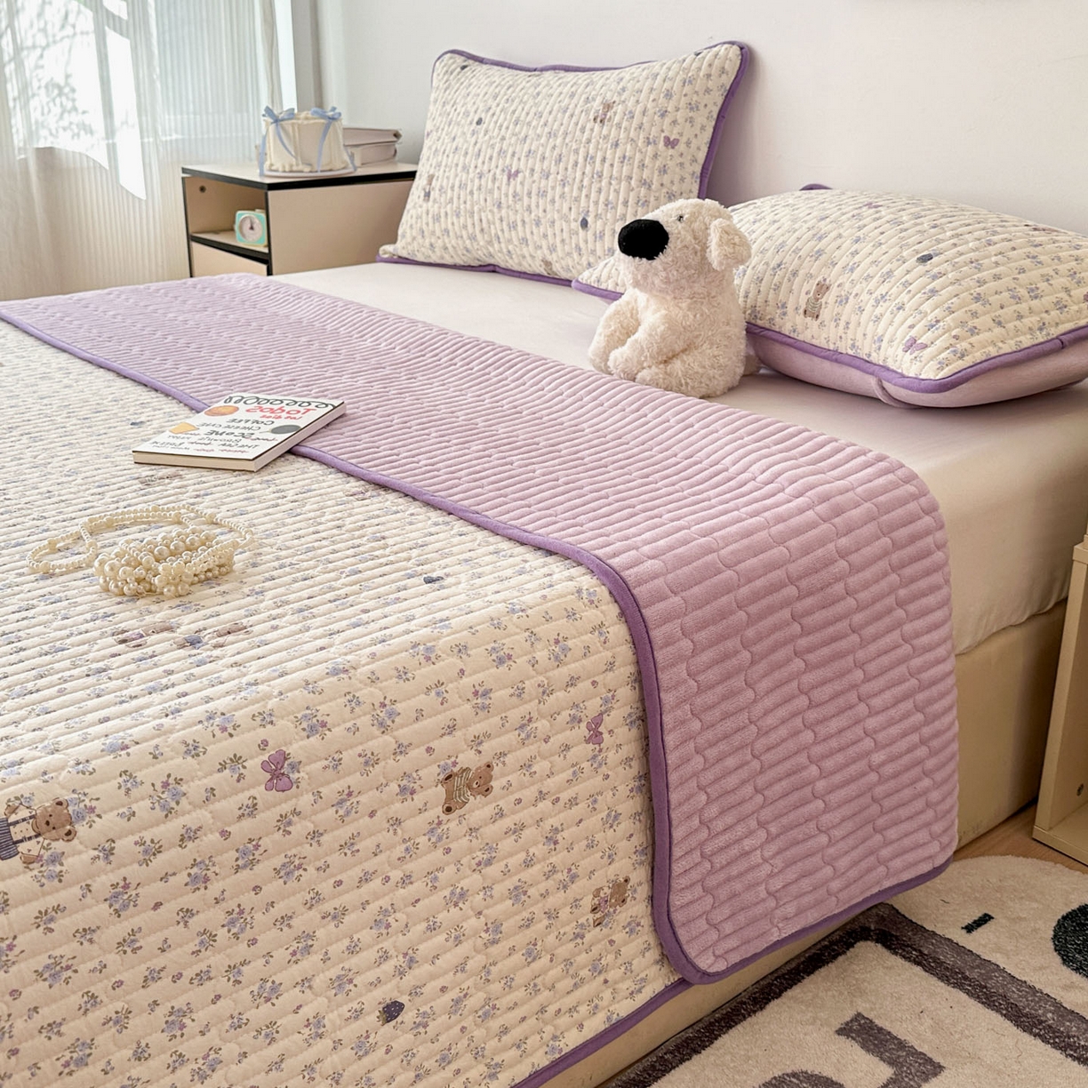 91家纺网 家纺一手货源 找家纺 金梦拉家纺 2025新款A类加厚棉绒牛奶绒床盖系列三件套 碎花小熊