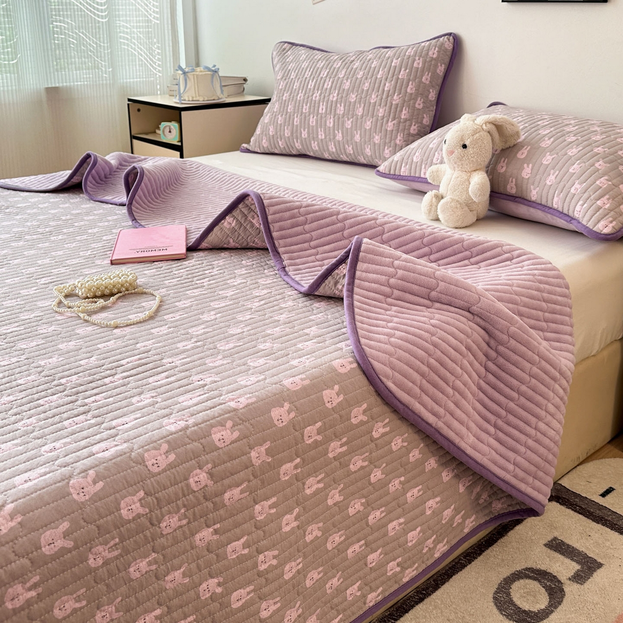 91家纺网 家纺一手货源 找家纺 金梦拉家纺 2025新款A类加厚棉绒牛奶绒床盖系列三件套 小奶兔