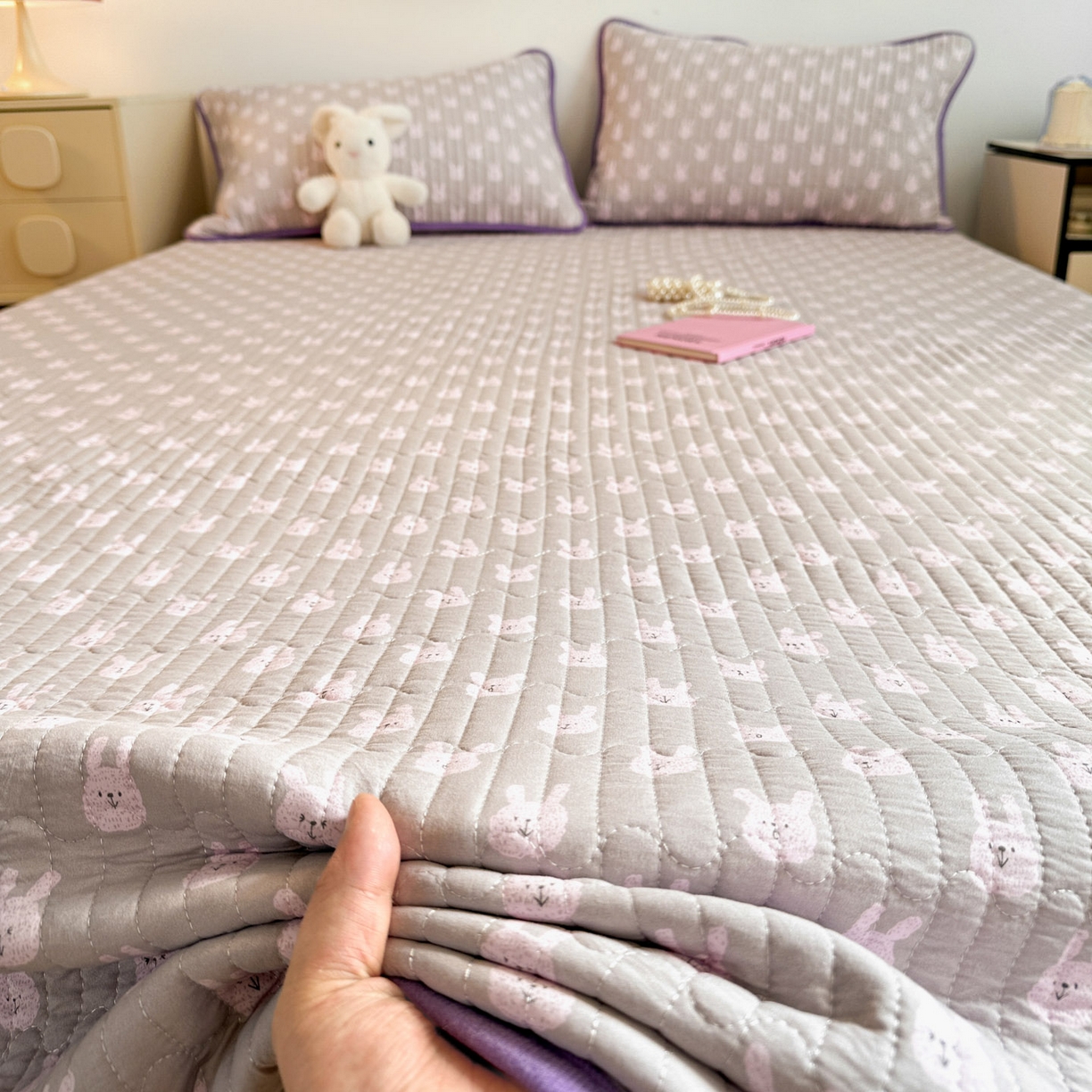 91家纺网 家纺一手货源 找家纺 金梦拉家纺 2025新款A类加厚棉绒牛奶绒床盖系列三件套 小奶兔