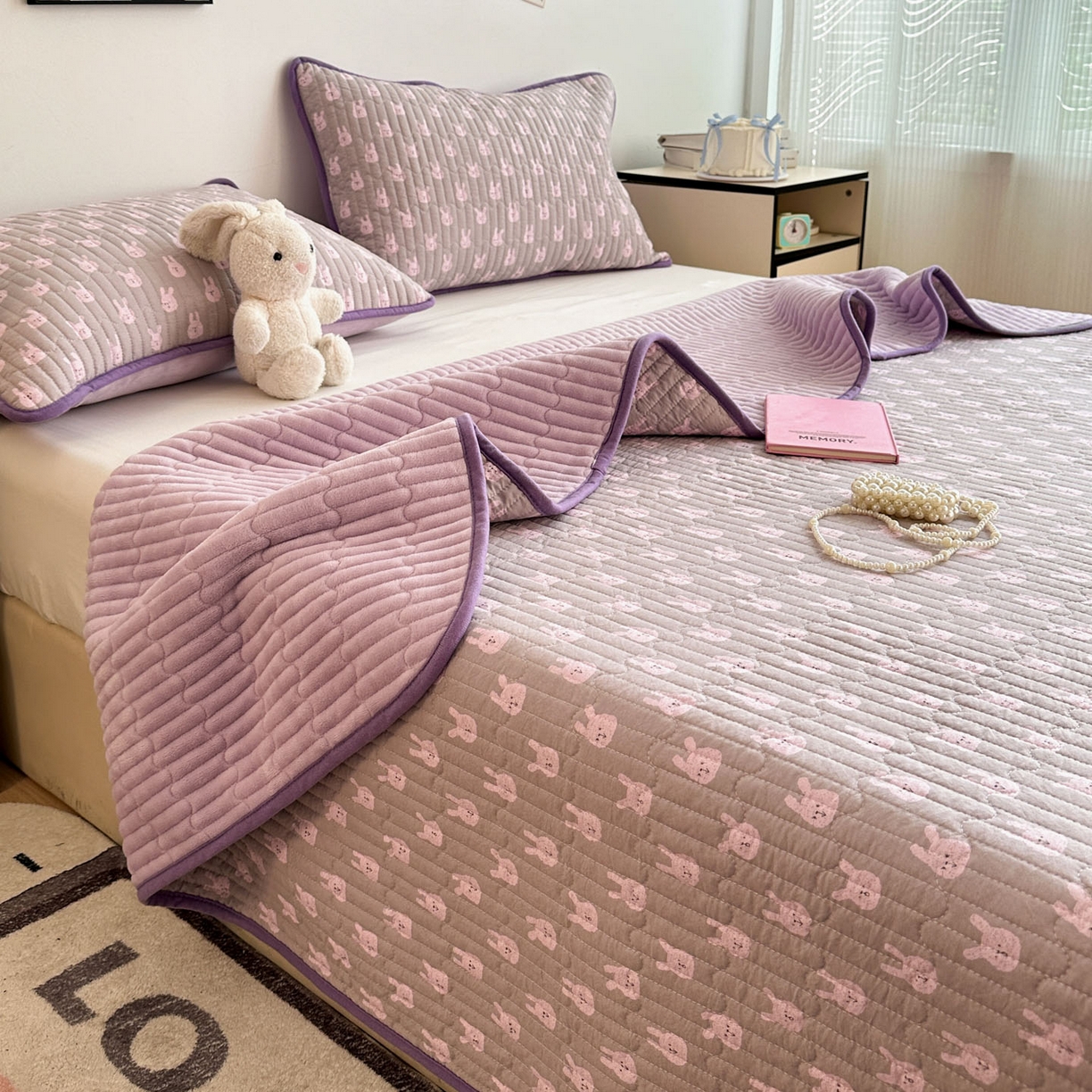 91家纺网 家纺一手货源 找家纺 金梦拉家纺 2025新款A类加厚棉绒牛奶绒床盖系列三件套 小奶兔