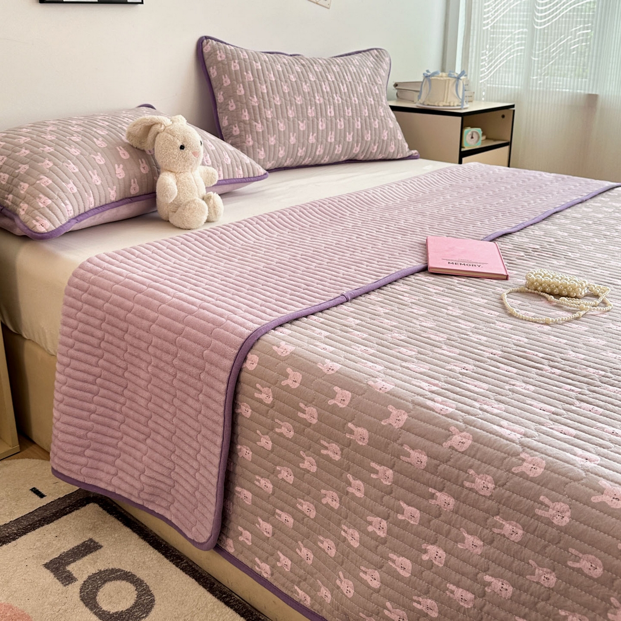 91家纺网 家纺一手货源 找家纺 金梦拉家纺 2025新款A类加厚棉绒牛奶绒床盖系列三件套 小奶兔