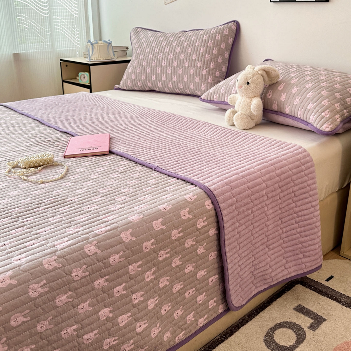 91家纺网 家纺一手货源 找家纺 金梦拉家纺 2025新款A类加厚棉绒牛奶绒床盖系列三件套 小奶兔