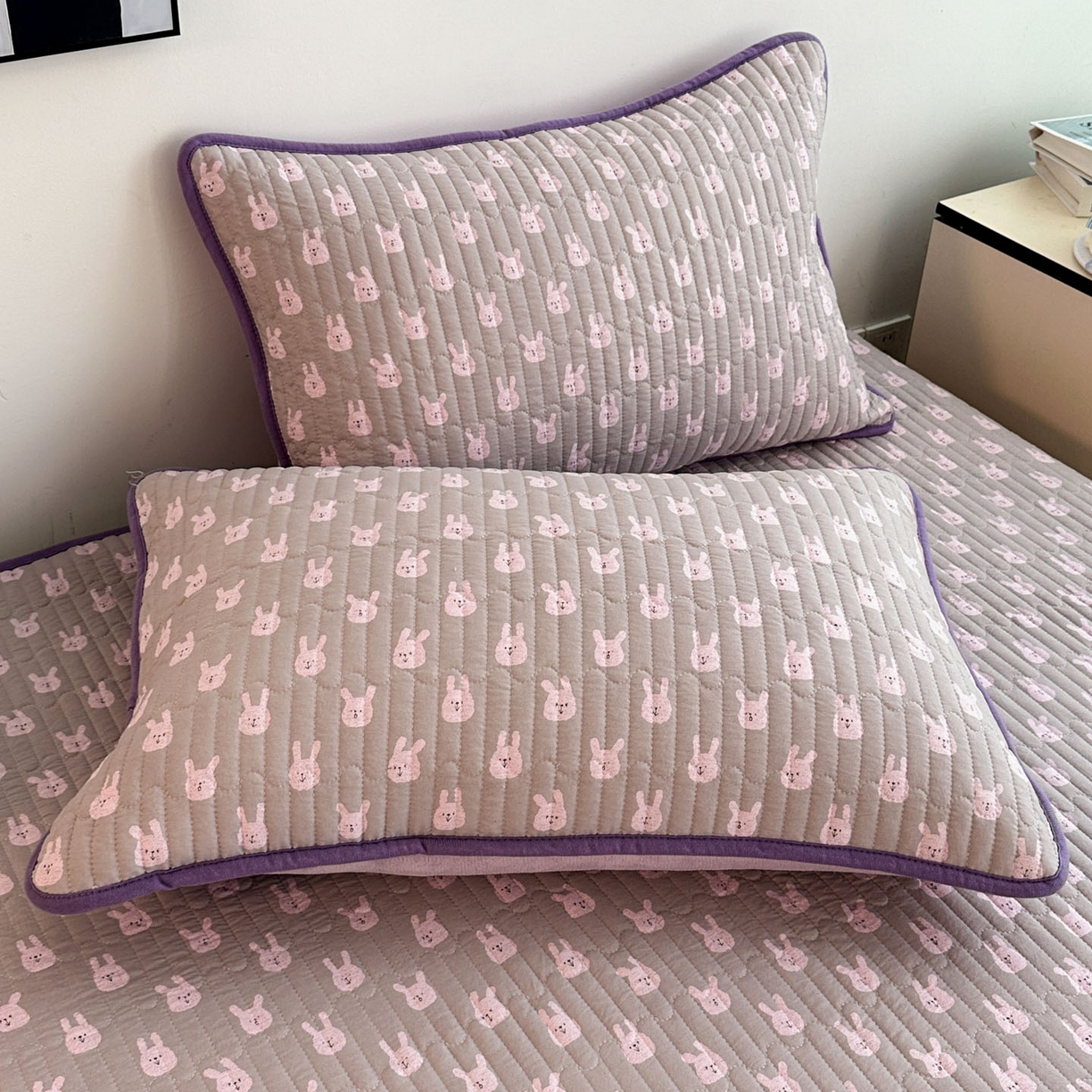 91家纺网 家纺一手货源 找家纺 金梦拉家纺 2025新款A类加厚棉绒牛奶绒床盖系列三件套 小奶兔