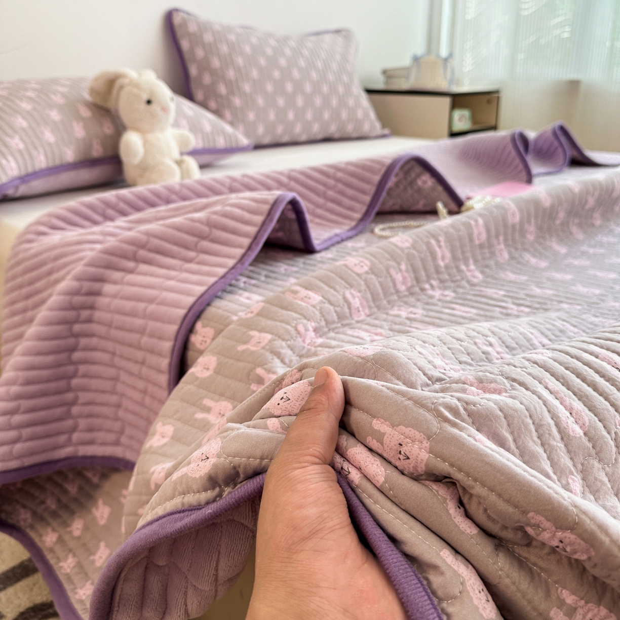 91家纺网 家纺一手货源 找家纺 金梦拉家纺 2025新款A类加厚棉绒牛奶绒床盖系列三件套 小奶兔