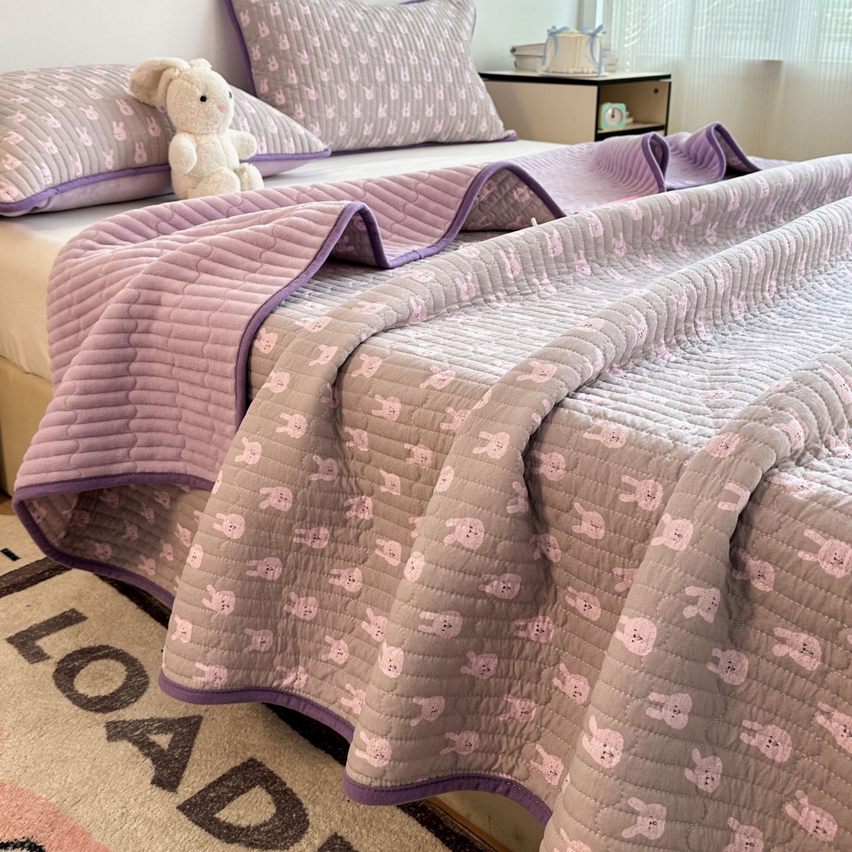 91家纺网 家纺一手货源 找家纺 金梦拉家纺 2025新款A类加厚棉绒牛奶绒床盖系列三件套 小奶兔