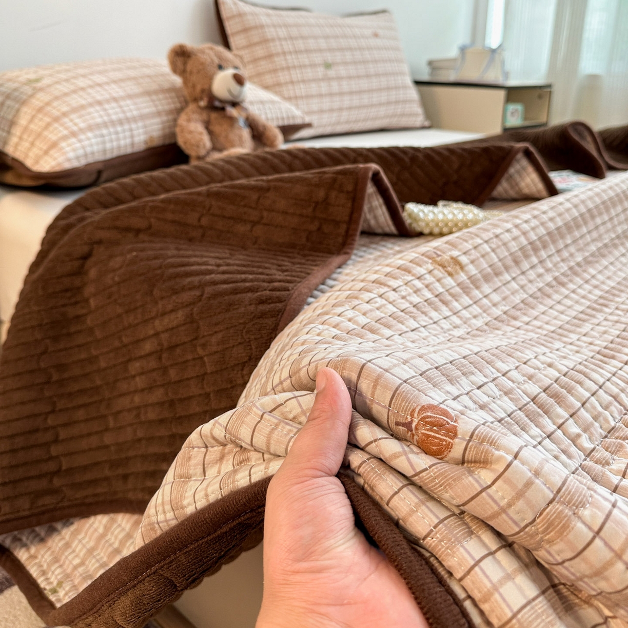 91家纺网 家纺一手货源 找家纺 金梦拉家纺 2025新款A类加厚棉绒牛奶绒床盖系列三件套 小南瓜