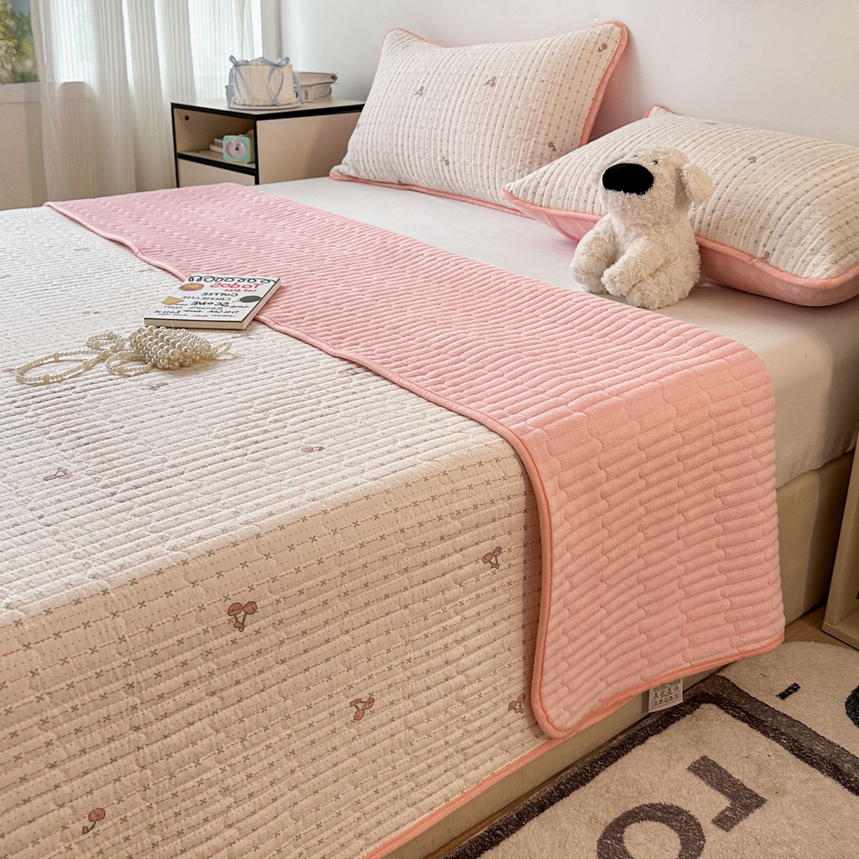 91家纺网 家纺一手货源 找家纺 金梦拉家纺 2025新款A类加厚棉绒牛奶绒床盖系列三件套 小樱桃