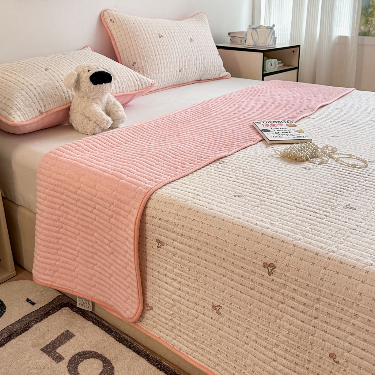 91家纺网 家纺一手货源 找家纺 金梦拉家纺 2025新款A类加厚棉绒牛奶绒床盖系列三件套 小樱桃