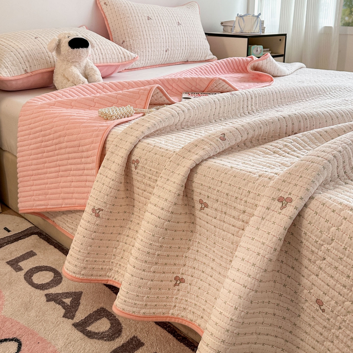 91家纺网 家纺一手货源 找家纺 金梦拉家纺 2025新款A类加厚棉绒牛奶绒床盖系列三件套 小樱桃