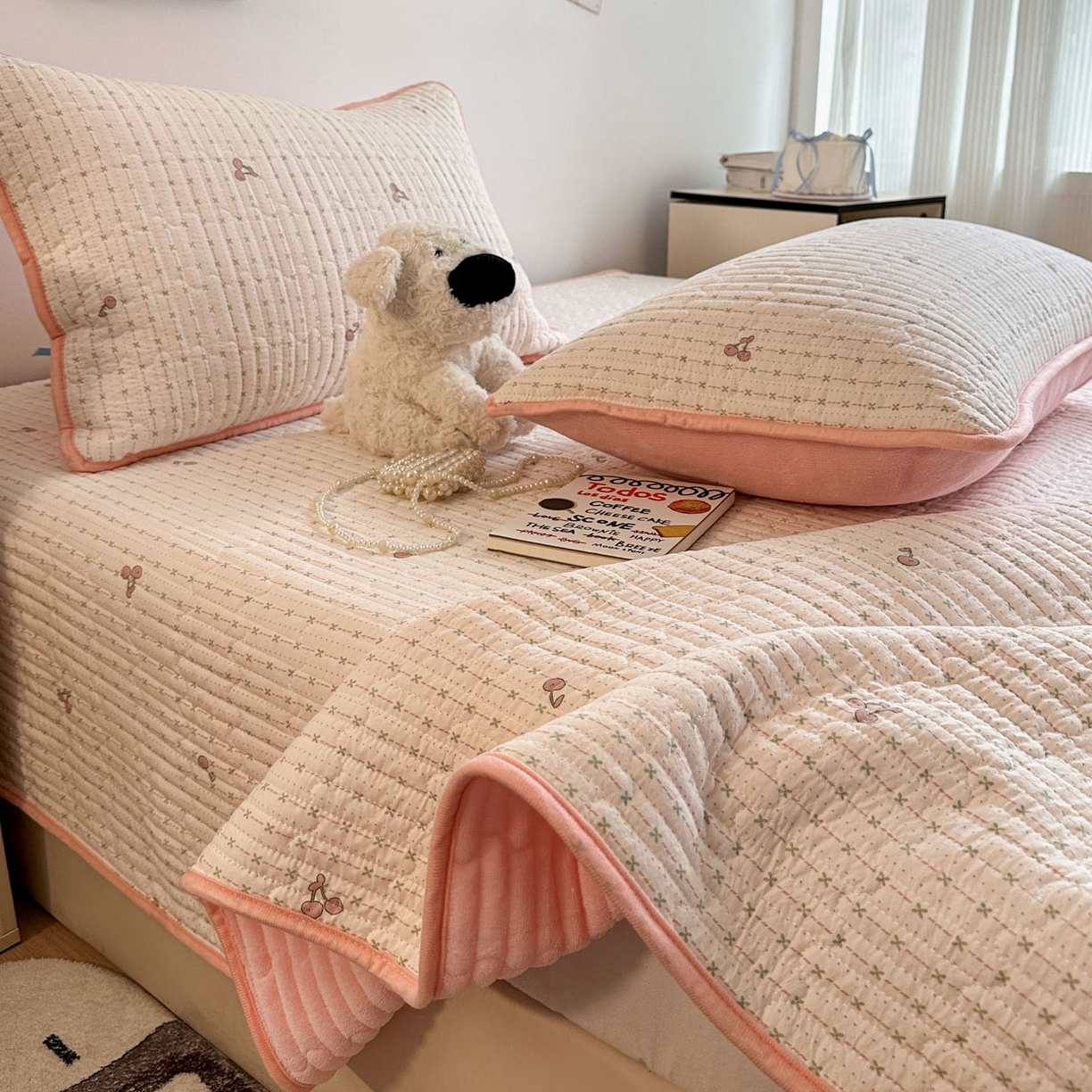 91家纺网 家纺一手货源 找家纺 金梦拉家纺 2025新款A类加厚棉绒牛奶绒床盖系列三件套 小樱桃