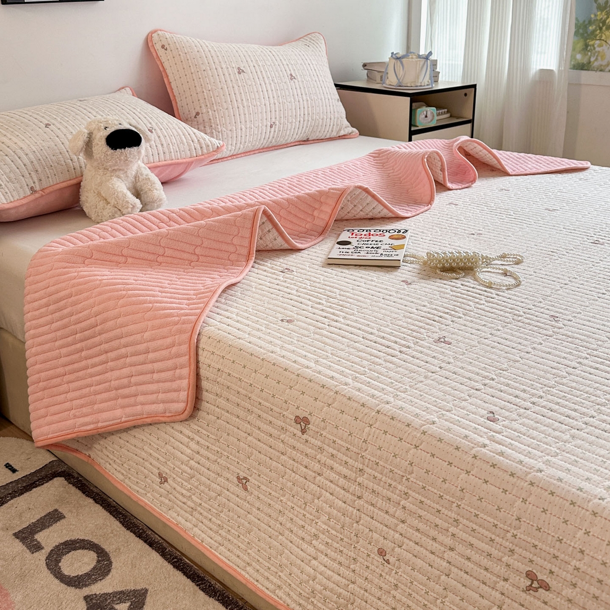 91家纺网 家纺一手货源 找家纺 金梦拉家纺 2025新款A类加厚棉绒牛奶绒床盖系列三件套 小樱桃