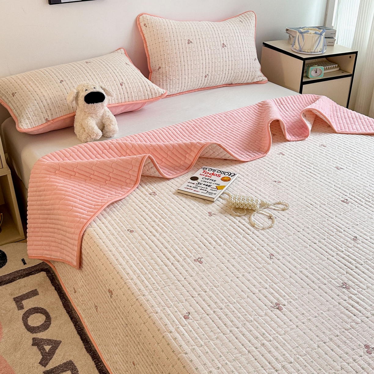 91家纺网 家纺一手货源 找家纺 金梦拉家纺 2025新款A类加厚棉绒牛奶绒床盖系列三件套 小樱桃