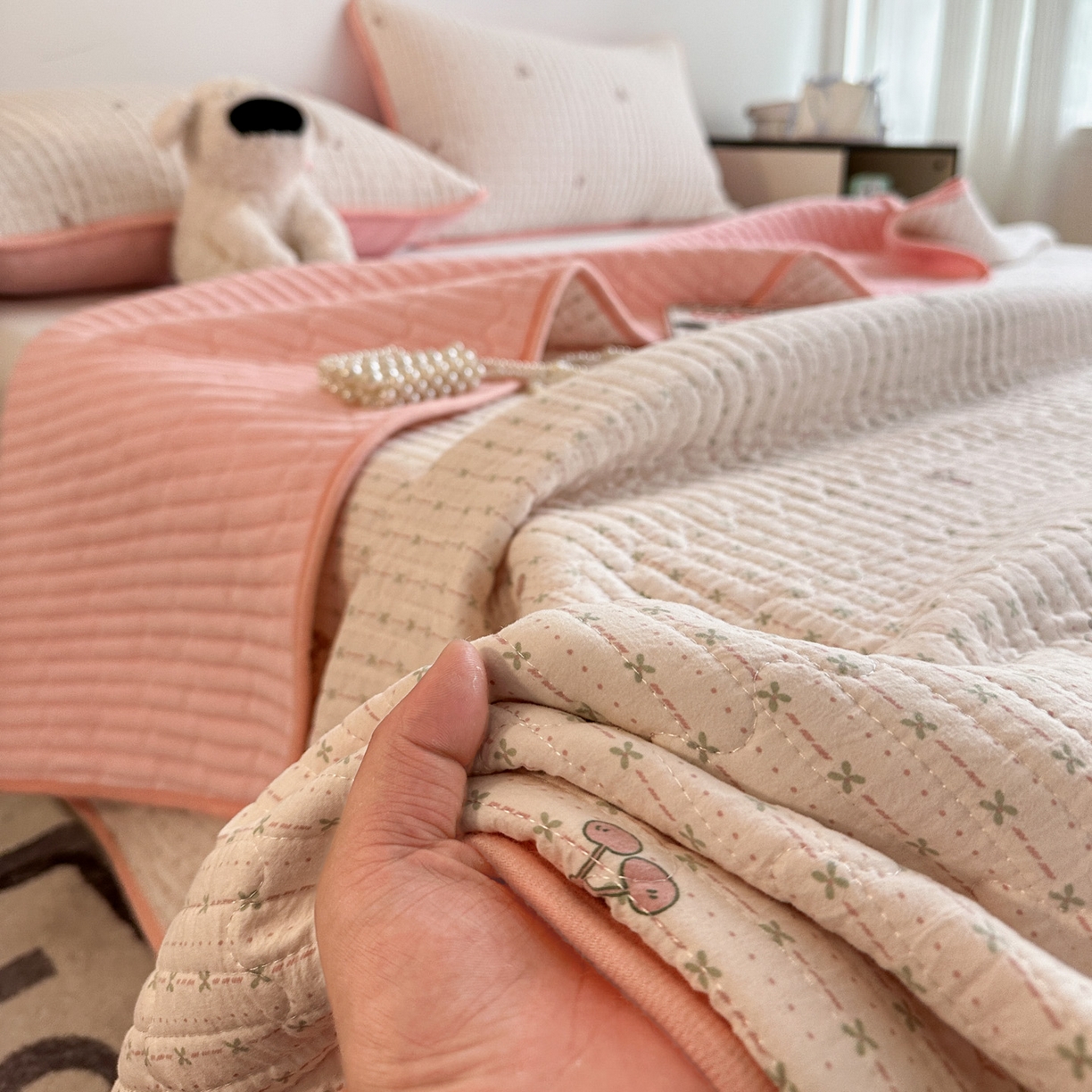 91家纺网 家纺一手货源 找家纺 金梦拉家纺 2025新款A类加厚棉绒牛奶绒床盖系列三件套 小樱桃