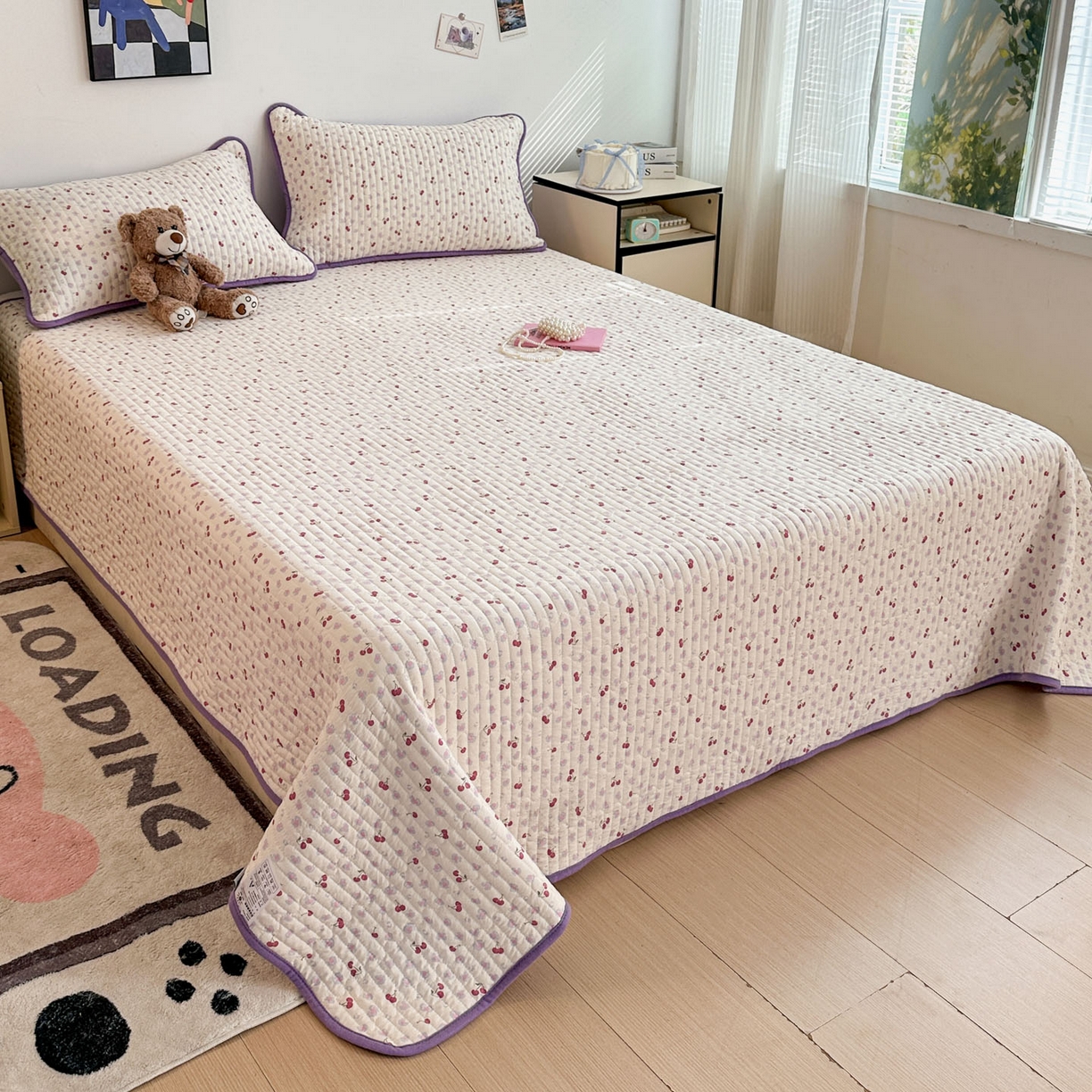 91家纺网 家纺一手货源 找家纺 金梦拉家纺 2025新款A类加厚棉绒牛奶绒床盖系列三件套 紫色樱桃