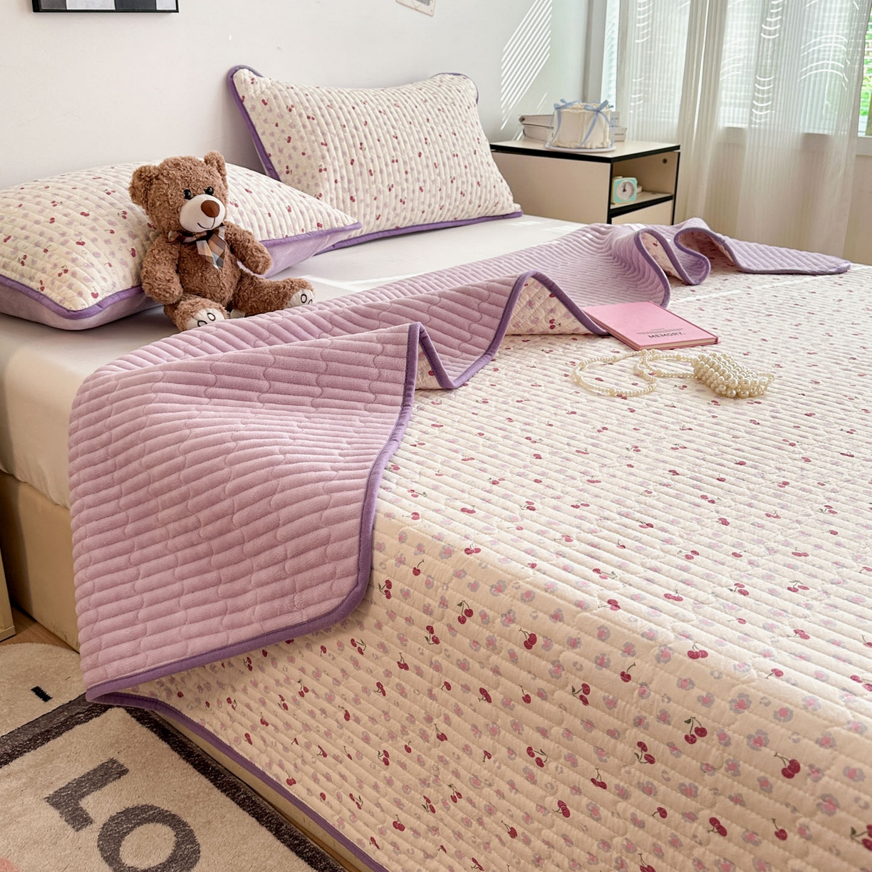 91家纺网 家纺一手货源 找家纺 金梦拉家纺 2025新款A类加厚棉绒牛奶绒床盖系列三件套 紫色樱桃