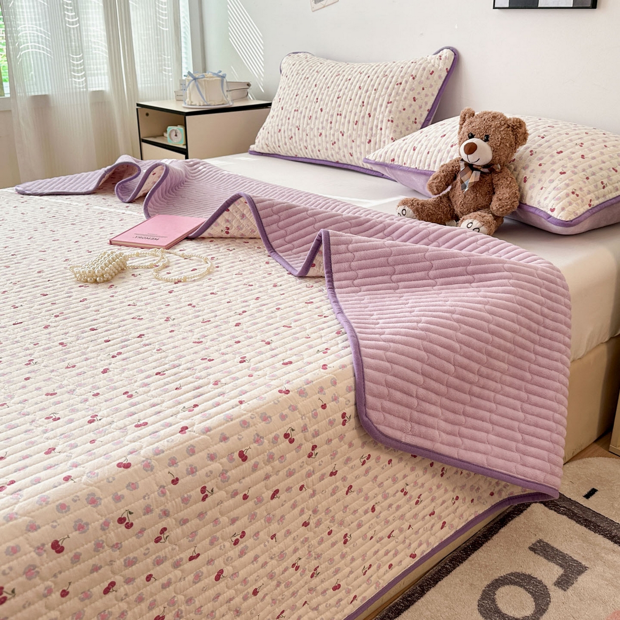 91家纺网 家纺一手货源 找家纺 金梦拉家纺 2025新款A类加厚棉绒牛奶绒床盖系列三件套 紫色樱桃