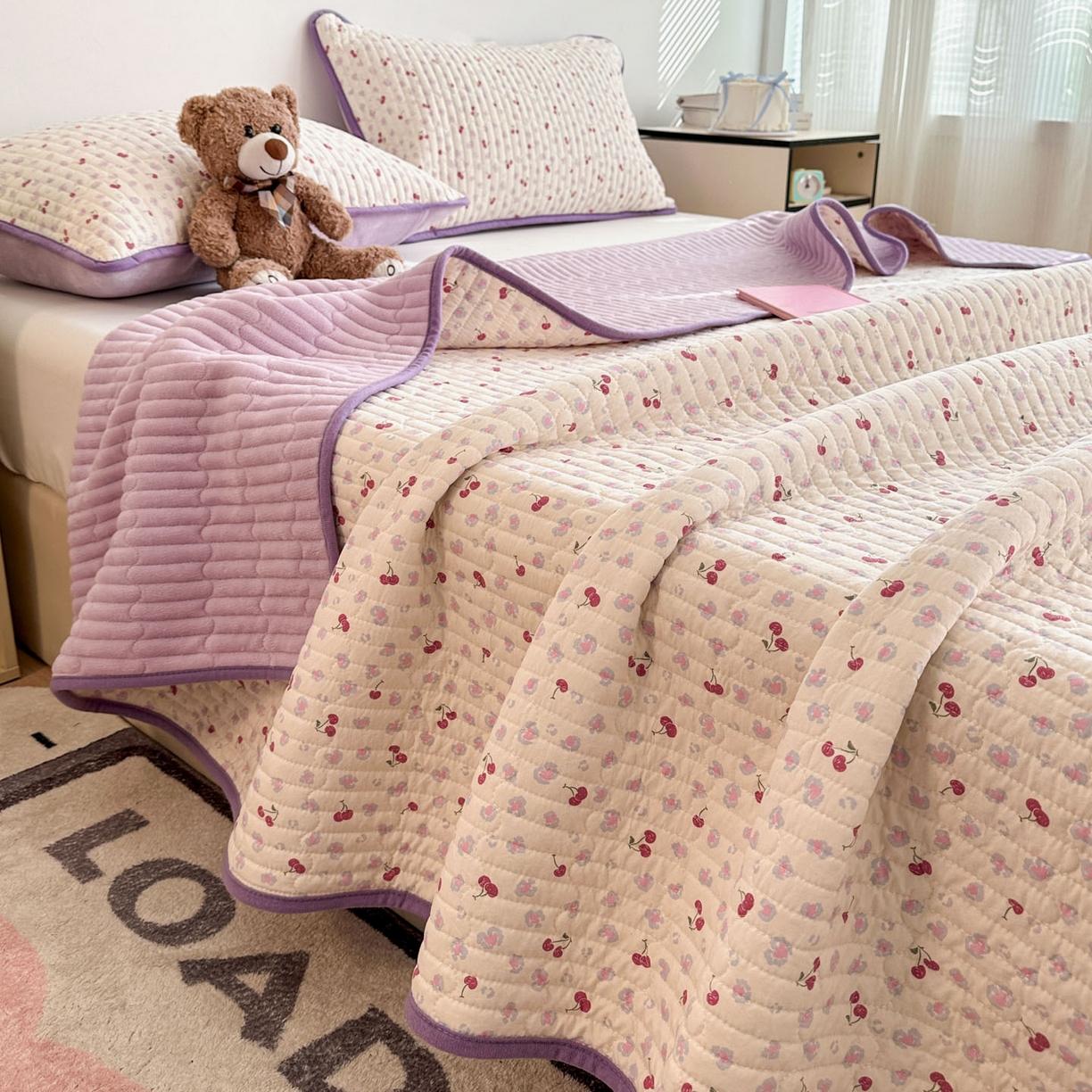 91家纺网 家纺一手货源 找家纺 金梦拉家纺 2025新款A类加厚棉绒牛奶绒床盖系列三件套 紫色樱桃