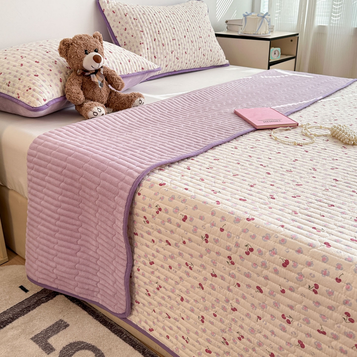 91家纺网 家纺一手货源 找家纺 金梦拉家纺 2025新款A类加厚棉绒牛奶绒床盖系列三件套 紫色樱桃