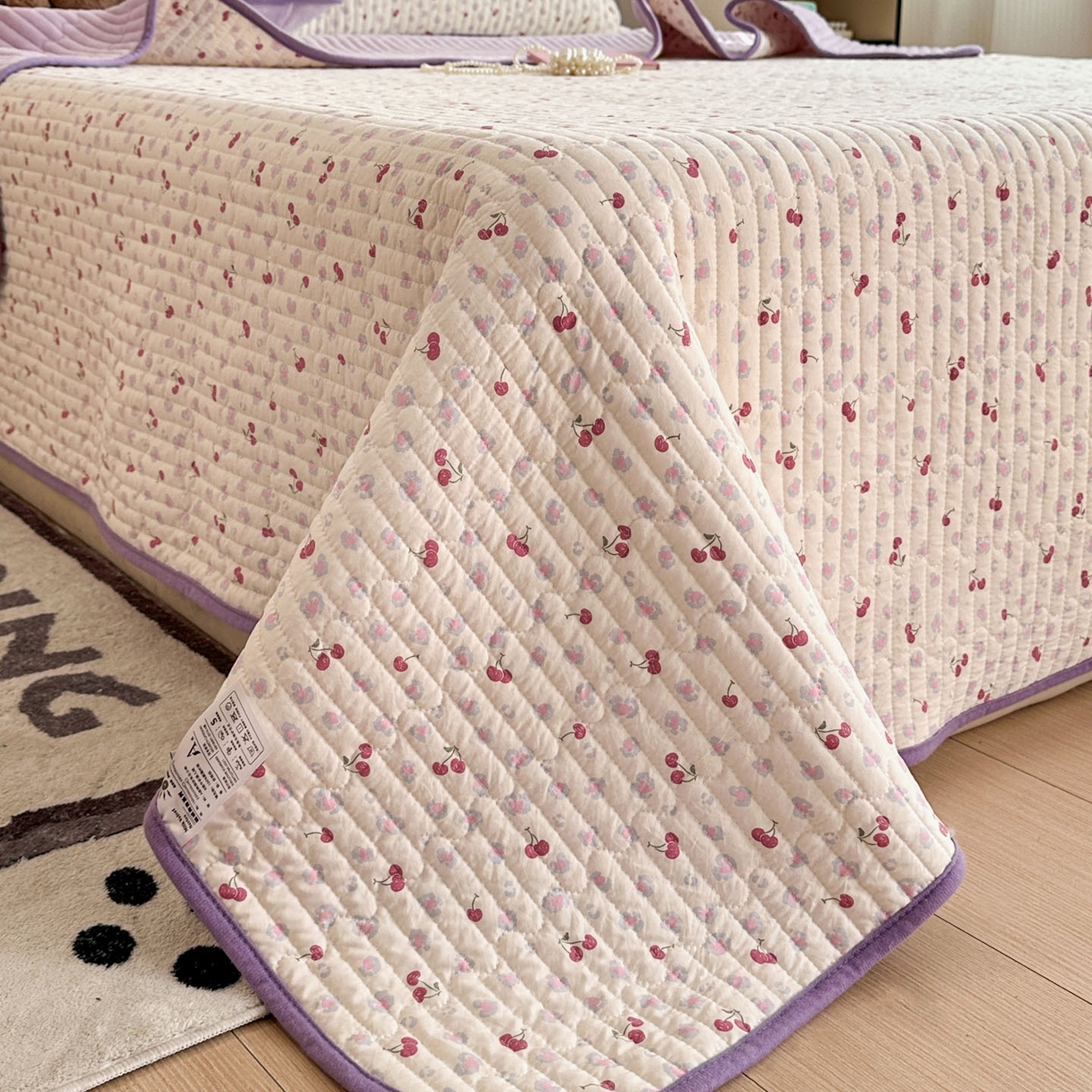 91家纺网 家纺一手货源 找家纺 金梦拉家纺 2025新款A类加厚棉绒牛奶绒床盖系列三件套 紫色樱桃