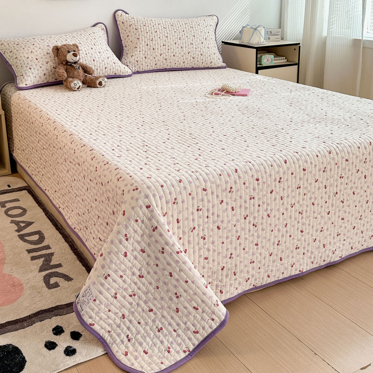 91家纺网 家纺一手货源 找家纺 金梦拉家纺 2025新款A类加厚棉绒牛奶绒床盖系列三件套 紫色樱桃