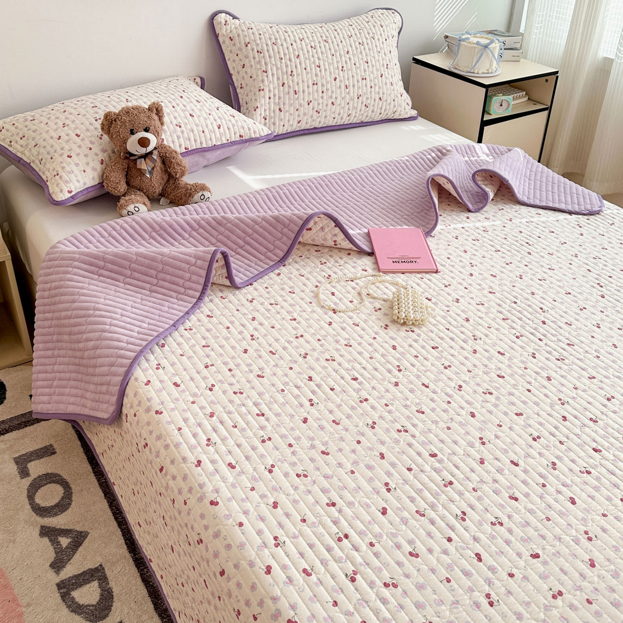 91家纺网 家纺一手货源 找家纺 金梦拉家纺 2025新款A类加厚棉绒牛奶绒床盖系列三件套 紫色樱桃