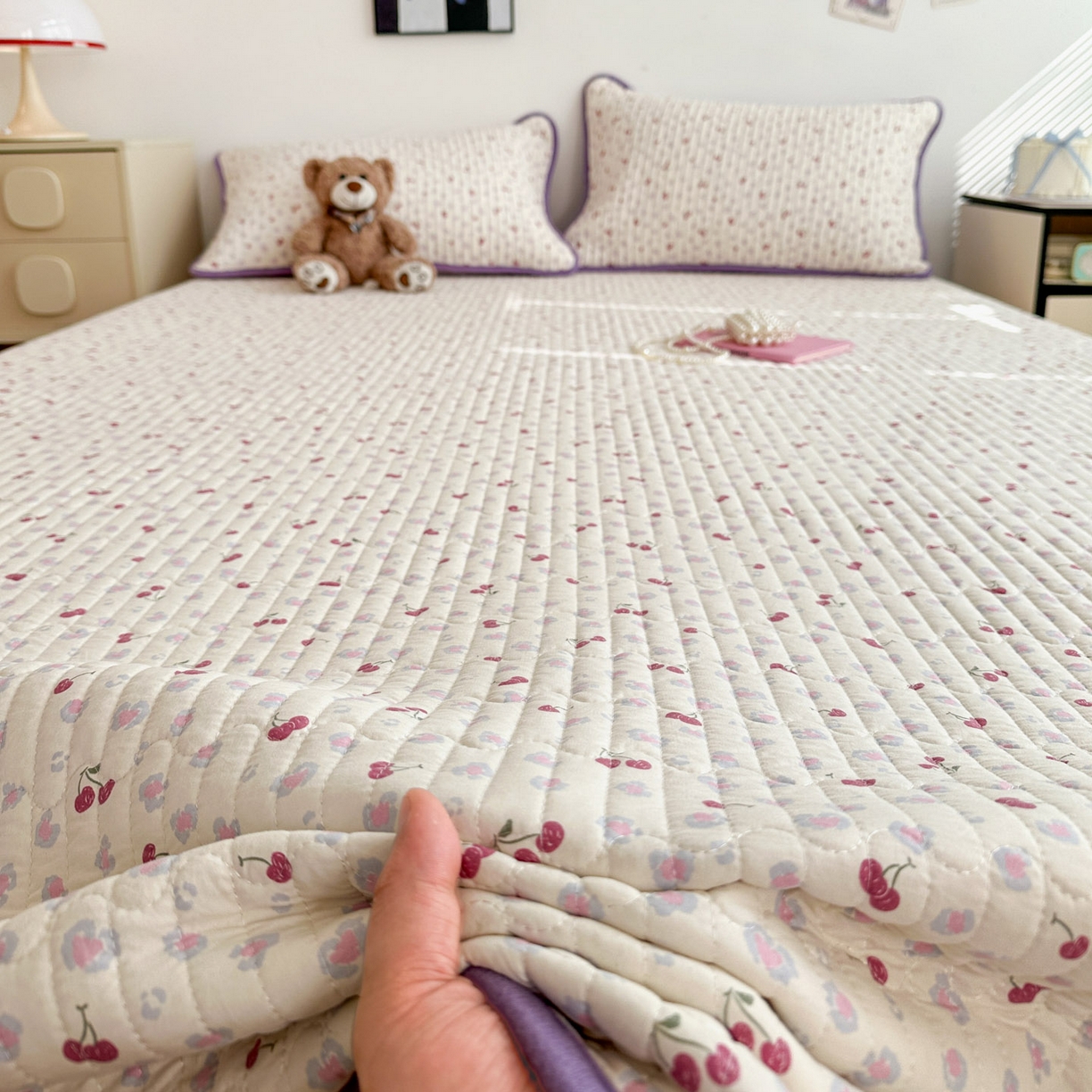 91家纺网 家纺一手货源 找家纺 金梦拉家纺 2025新款A类加厚棉绒牛奶绒床盖系列三件套 紫色樱桃