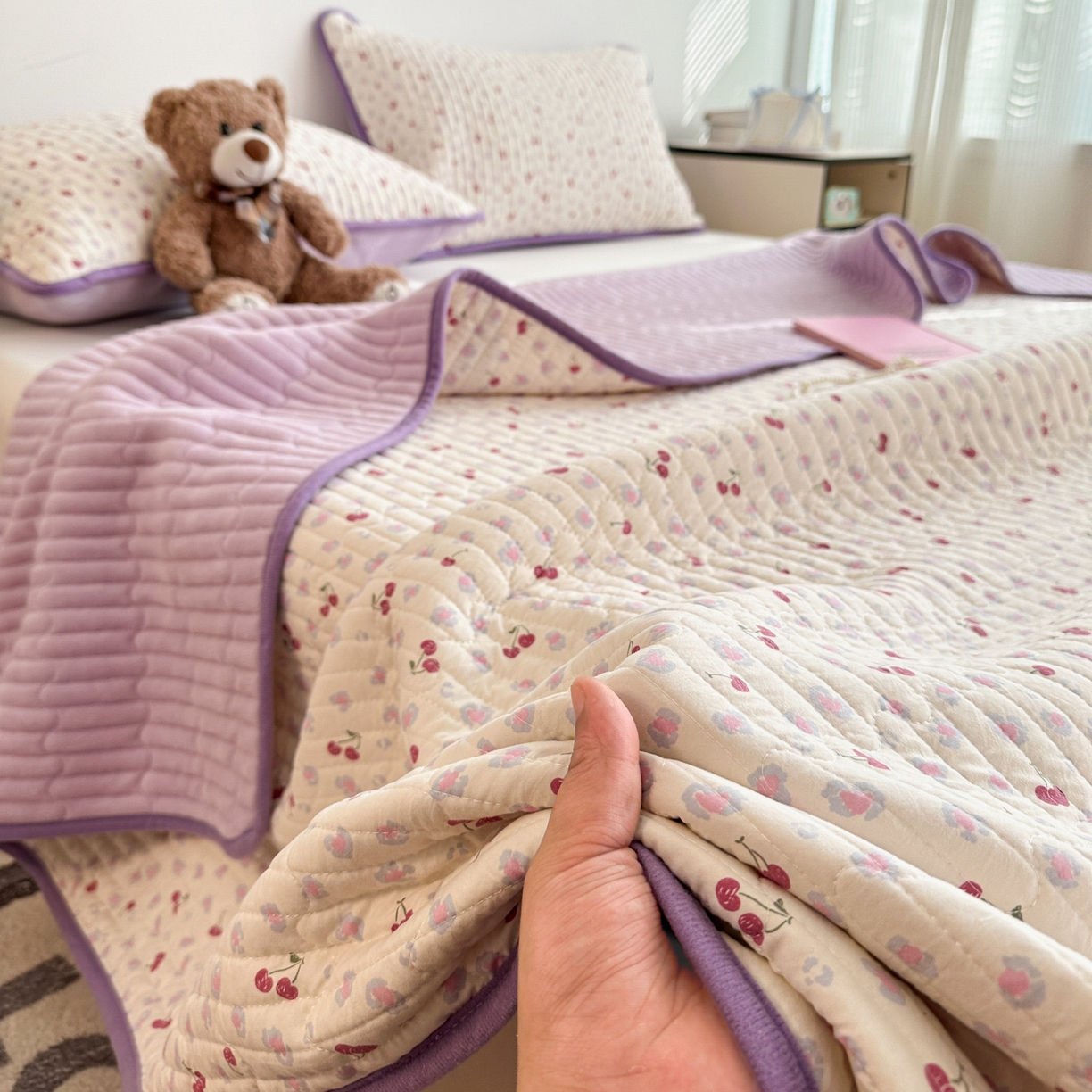 91家纺网 家纺一手货源 找家纺 金梦拉家纺 2025新款A类加厚棉绒牛奶绒床盖系列三件套 紫色樱桃