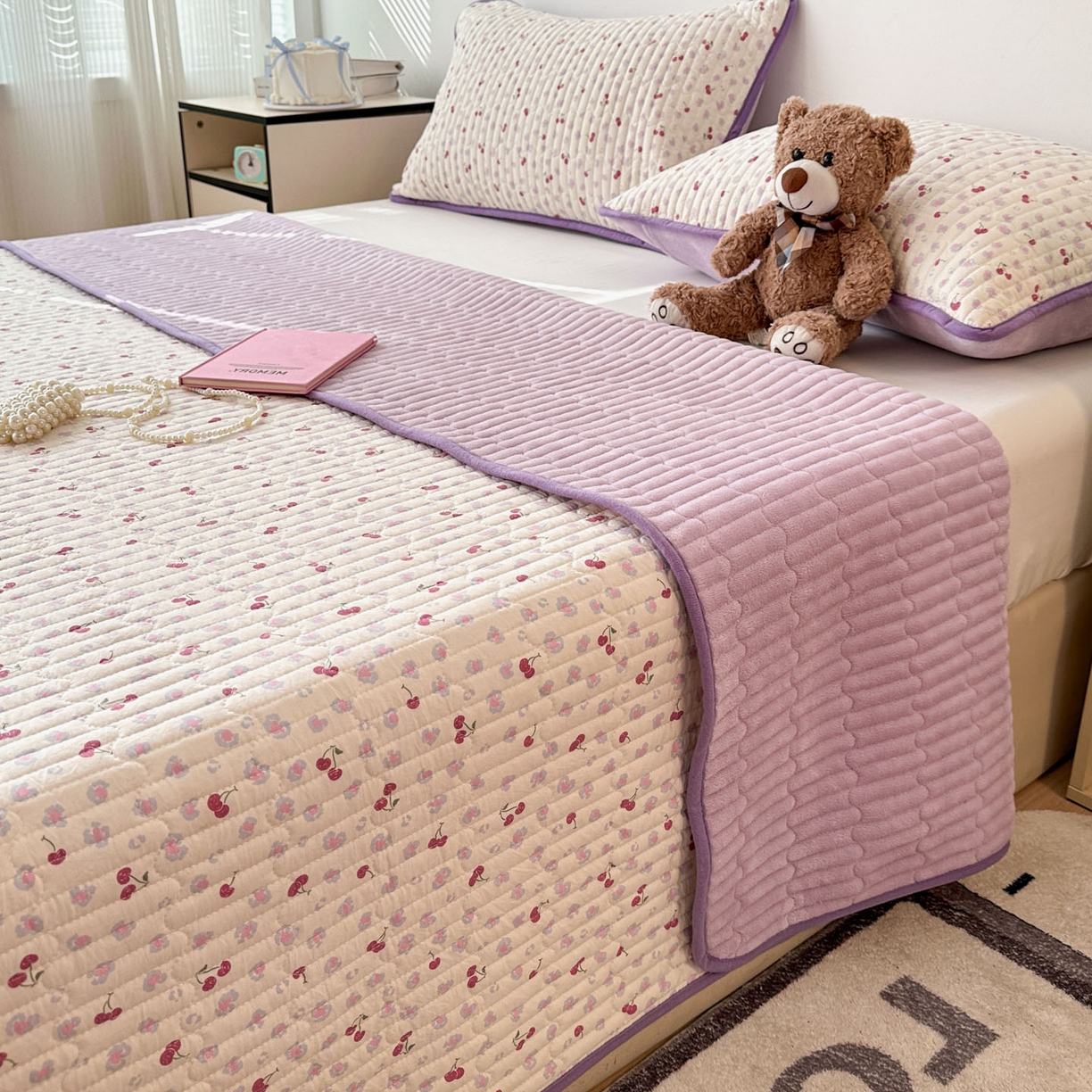 91家纺网 家纺一手货源 找家纺 金梦拉家纺 2025新款A类加厚棉绒牛奶绒床盖系列三件套 紫色樱桃