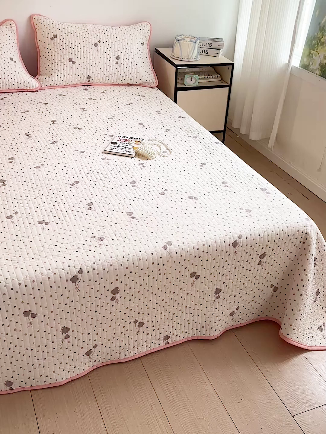 91家纺网 家纺一手货源 找家纺 金梦拉家纺 2025新款A类加厚棉绒牛奶绒床盖系列三件套 彩色波点