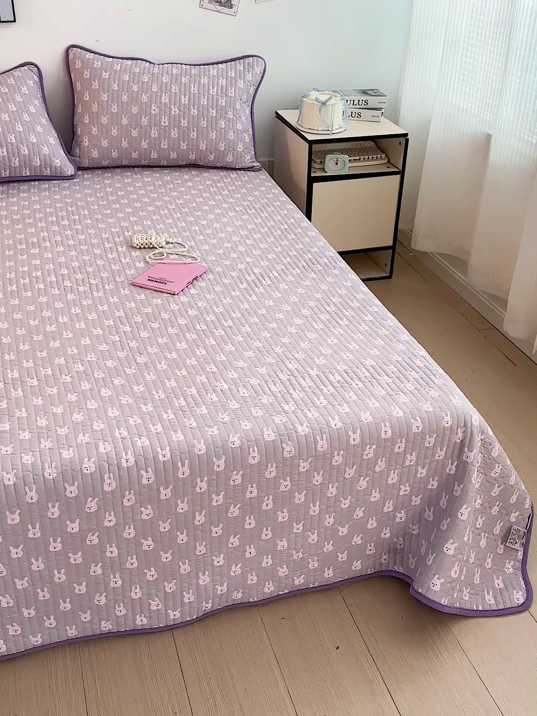 91家纺网 家纺一手货源 找家纺 金梦拉家纺 2025新款A类加厚棉绒牛奶绒床盖系列三件套 小奶兔