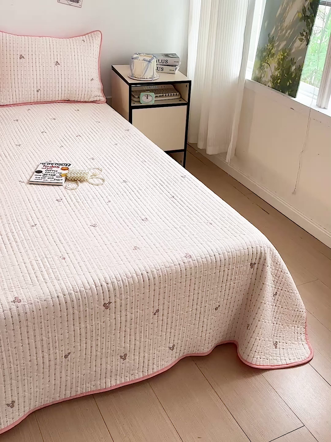 91家纺网 家纺一手货源 找家纺 金梦拉家纺 2025新款A类加厚棉绒牛奶绒床盖系列三件套 小樱桃