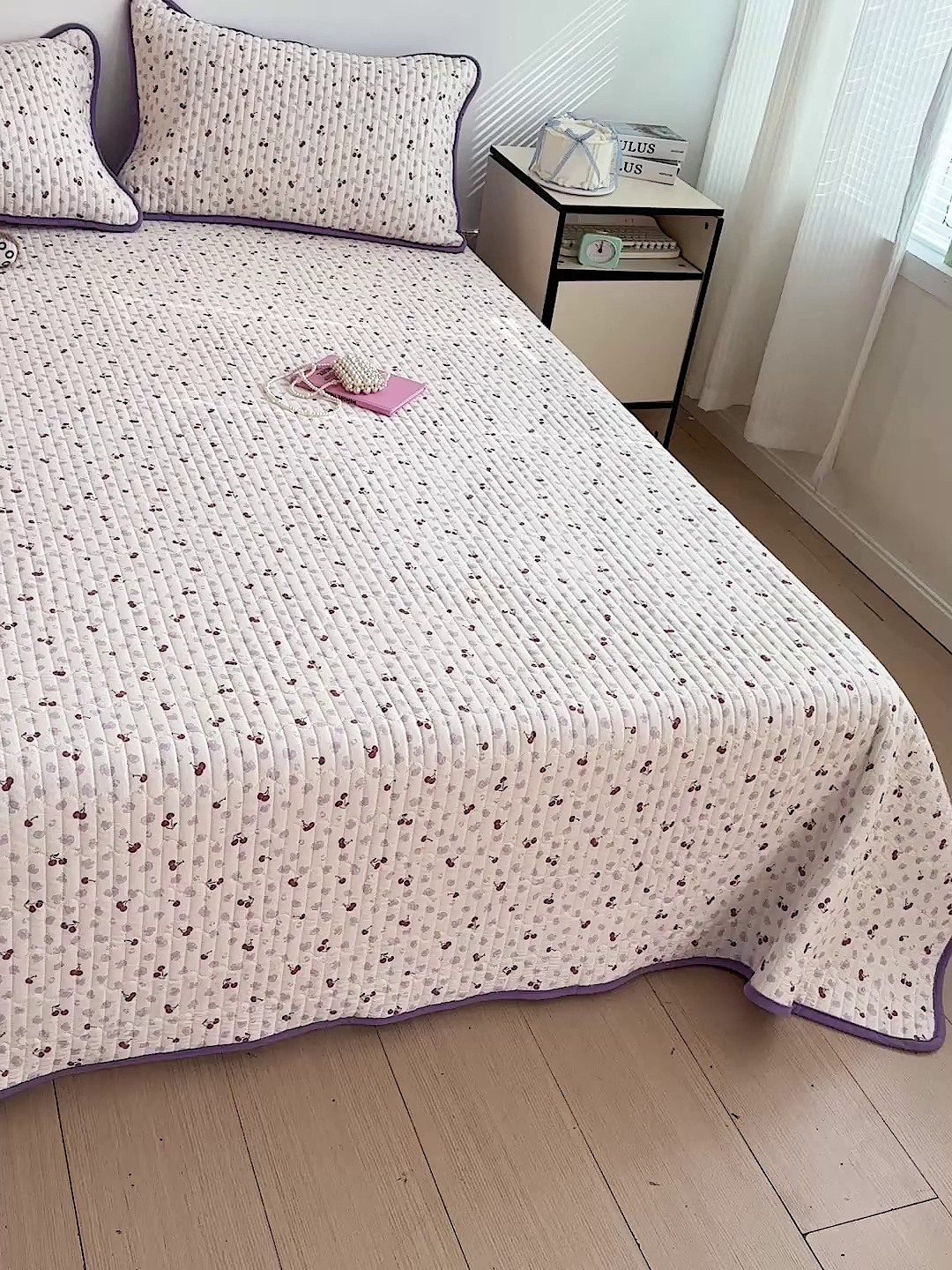 91家纺网 家纺一手货源 找家纺 金梦拉家纺 2025新款A类加厚棉绒牛奶绒床盖系列三件套 紫色樱桃