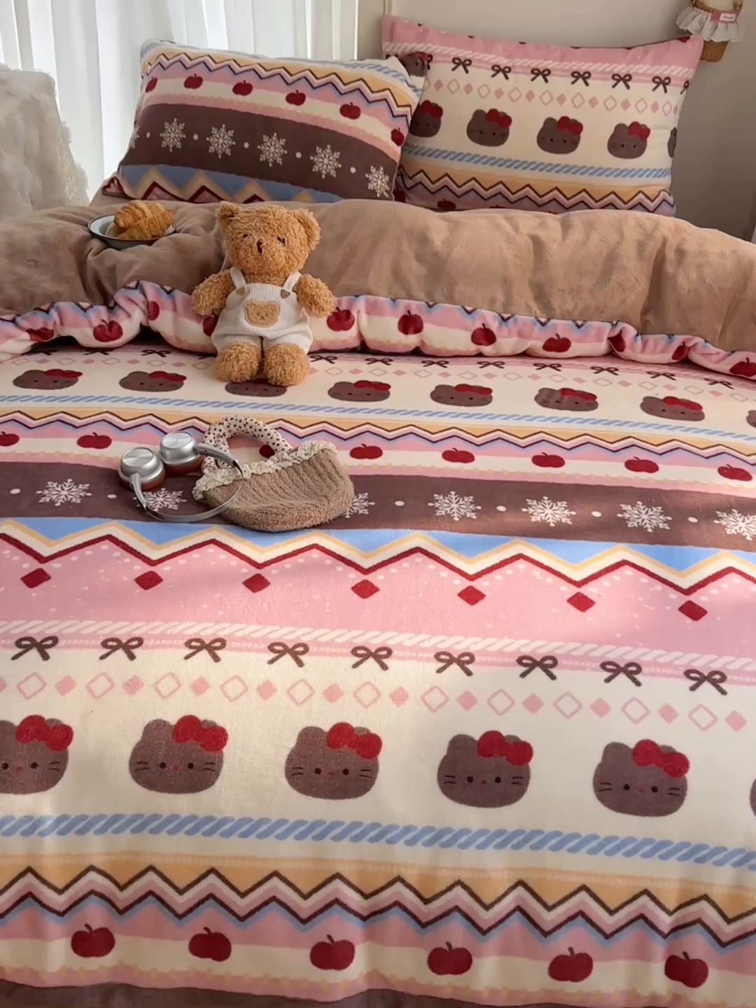 91家纺网 家纺一手货源 找家纺 桃子家居 2025新款A类ins圣诞新年费尔岛秋冬限定款加厚牛奶绒系列四件套 绒-冬日小喵粉