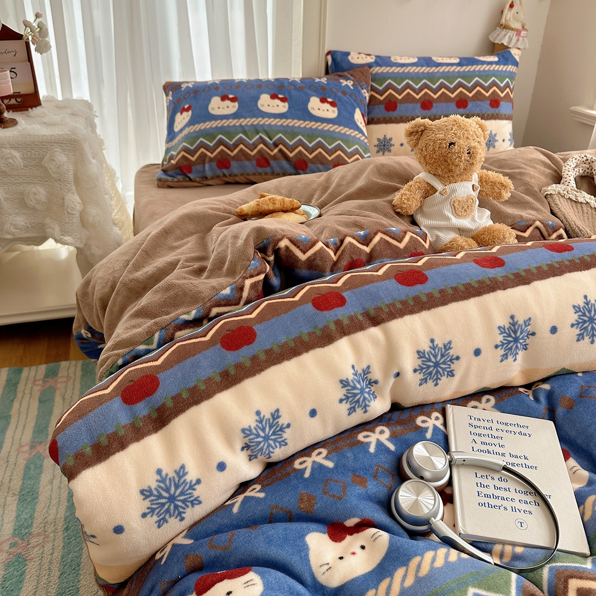 91家纺网 家纺一手货源 找家纺 桃子家居 2025新款A类ins圣诞新年费尔岛秋冬限定款加厚牛奶绒系列四件套 绒-冬日小喵蓝