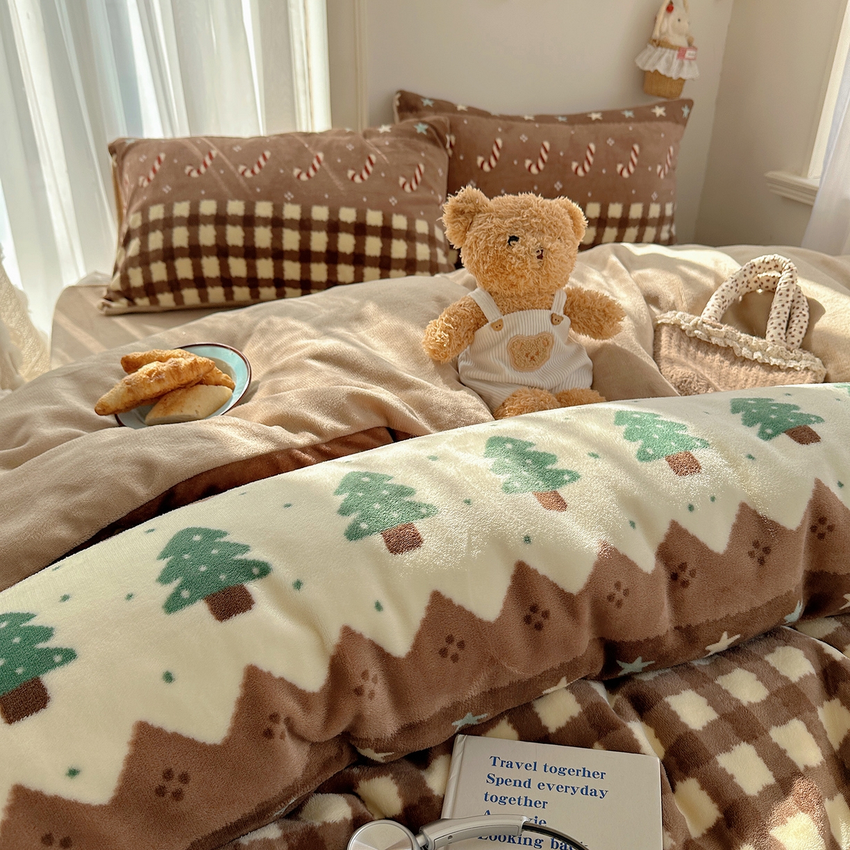 91家纺网 家纺一手货源 找家纺 桃子家居 2025新款A类ins圣诞新年费尔岛秋冬限定款加厚牛奶绒系列四件套 绒-圣诞派对咖