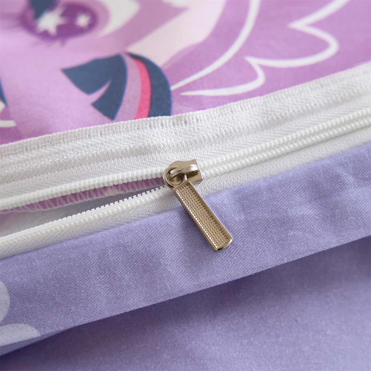 91家纺网 家纺一手货源 找家纺 百利卡通（原迪士尼家纺） 2025新款小马宝莉全棉纯棉数码印花圆网四件套 草莓紫悦