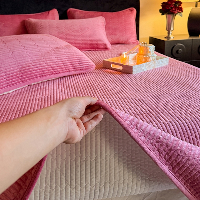 91家纺网 家纺一手货源 找家纺 （总）鑫喜莱家纺 2025新款宝宝绒纯色床盖单件床褥垫软床垫床盖三件套