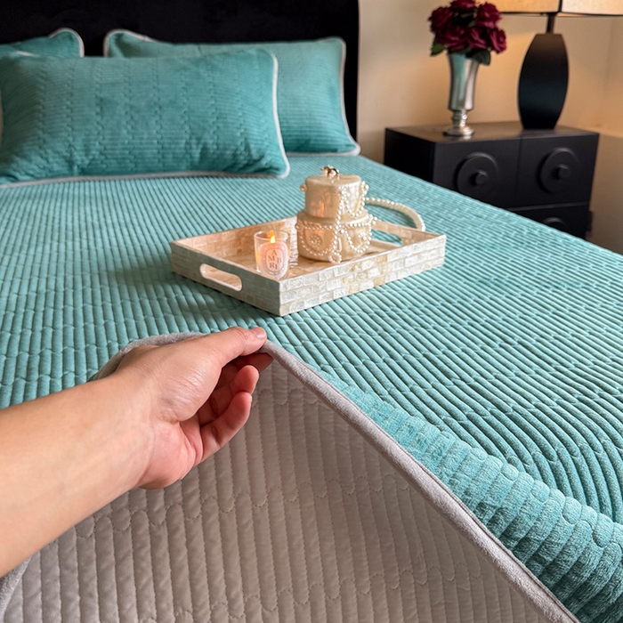 91家纺网 家纺一手货源 找家纺 鑫喜莱家纺 2025新款宝宝绒纯色床盖单件床褥垫软床垫床盖三件套 孔雀绿