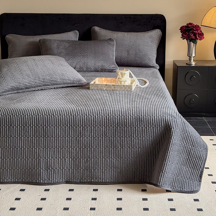 91家纺网 家纺一手货源 找家纺 （总）鑫喜莱家纺 2025新款宝宝绒纯色床盖单件床褥垫软床垫床盖三件套